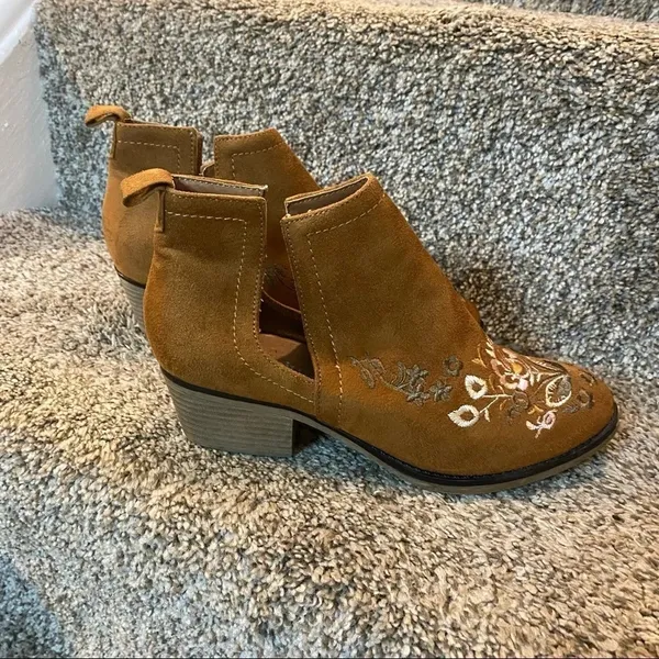 OLIVIA MILLER Embroidered Suede Floral Exposed Ankle Booties‎ Boho Size 6 - Image 2