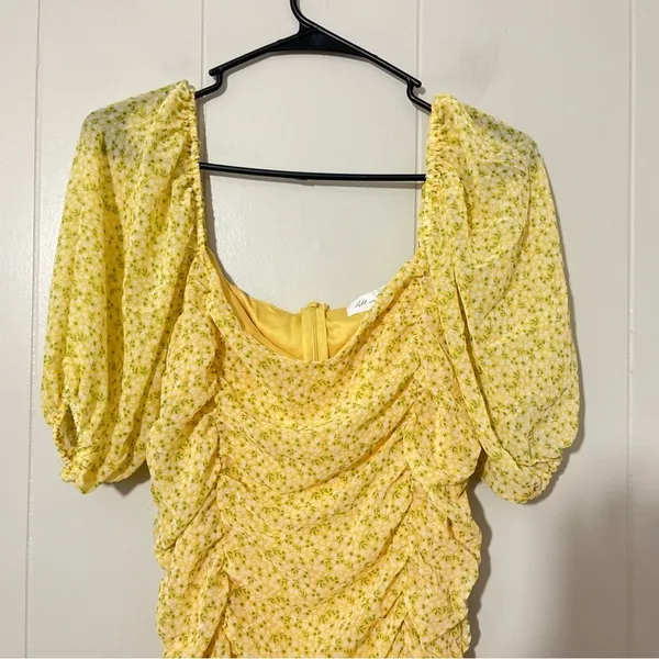 All In Favor Sasha Floral Ruched Mini Dress Yellow Puff Sleeve L NWT - Image 4