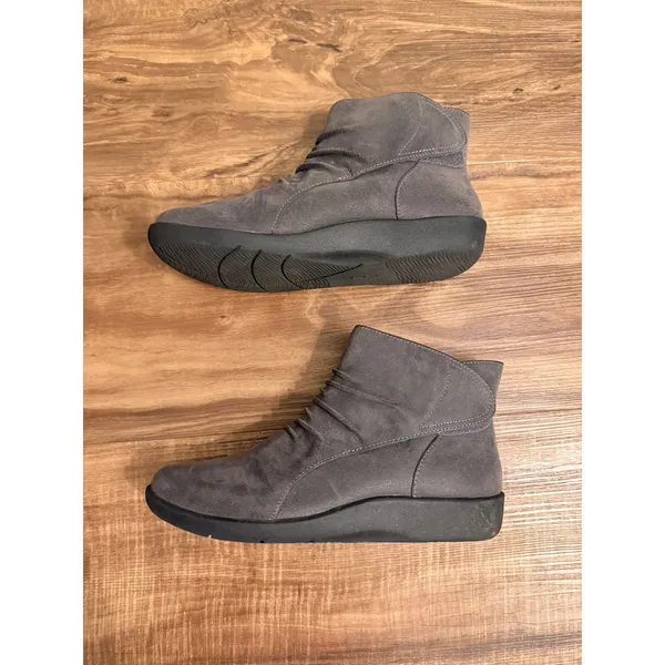 Clarks Cloudsteppers Sillian Tino Grey Ruched Ankle Boots‎ Sz 8 - Image 3