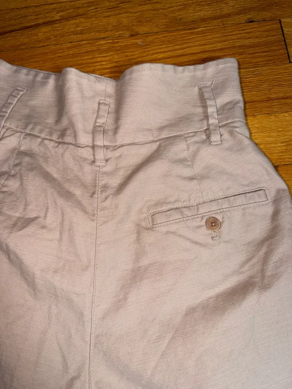 Wilfred High-Waist Pleated Shorts in Light Tan - Image 5