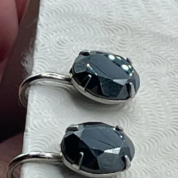 Vintage hematite silvertone clip earrings. - Image 2