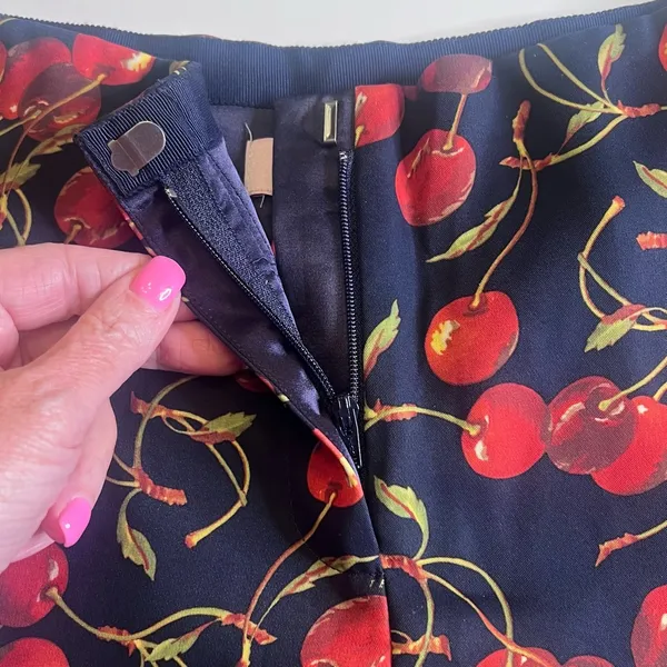 Ted Baker London Red Cherry Print‎ Zipper Pockets Navy Blue Shorts Size 0 = US 2 - Image 7