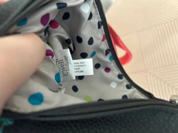 Thirty-one Wristlet bag embroidered with a floral “C” - Image 6
