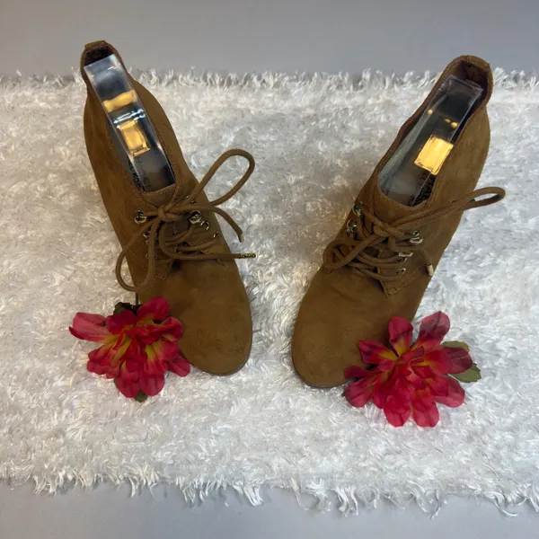 Michael Kors Tan Suede Lace Up‎ 7 Ankle Boots Block Heel Lug Sole Gold Hardware - Image 2