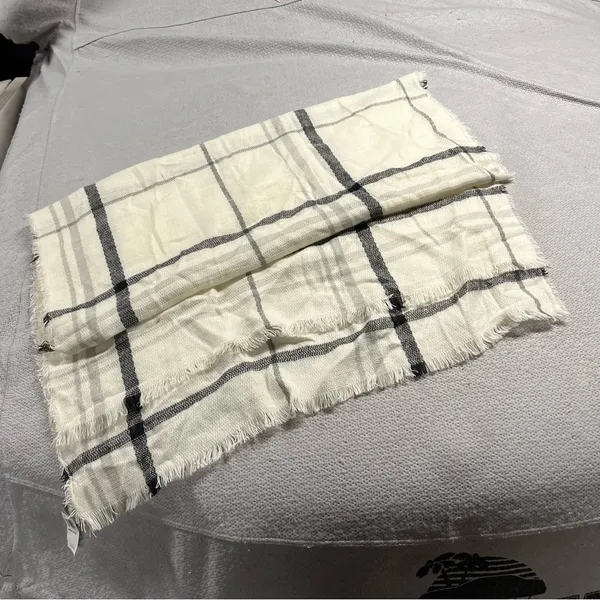 ⭐️ Old Navy Cream Grey Oversized Soft Fringe Plaid Print Scarf NWT - Image 4