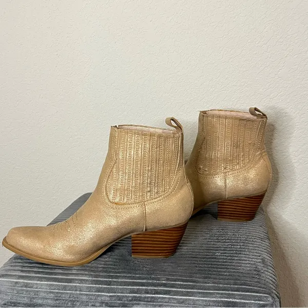 Dolce Vita Stana Western Chelsea Boots in Gold Metallic Size 9 - Image 5