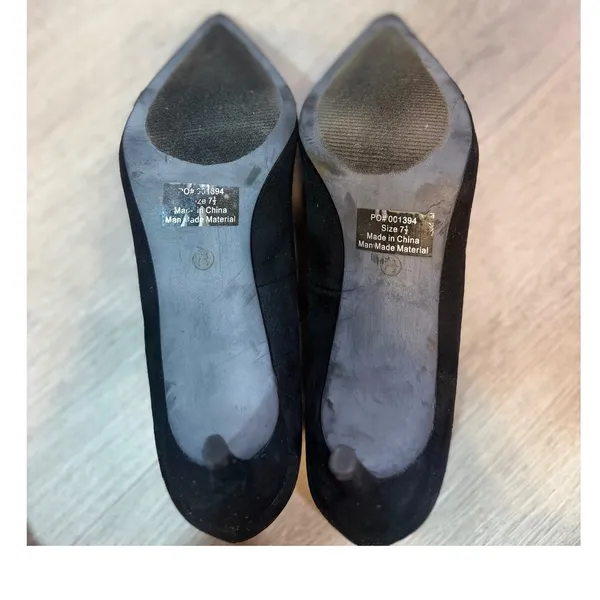 Journee Collection Marek Black Faux Suede Ruffle Pointed Toe Pumps 7.5 - Image 13