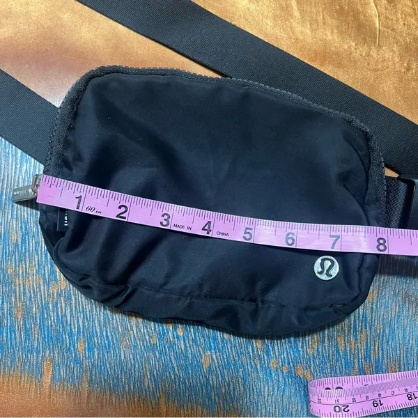 lululemon Everywhere Belt Bag Black OS unisex - Image 14