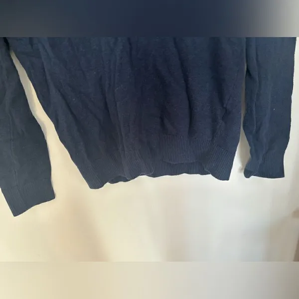 Abercrombie & Fitch Navy V-Neck Sweater Size Small - Image 7