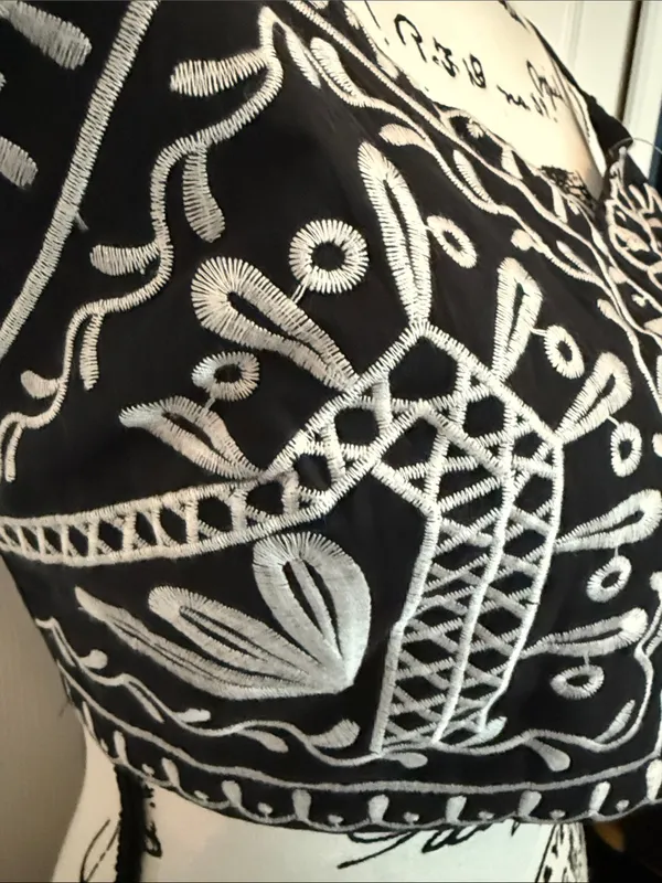 Cupshe Black Cropped Embroidered Tank with White Detail - Image 3