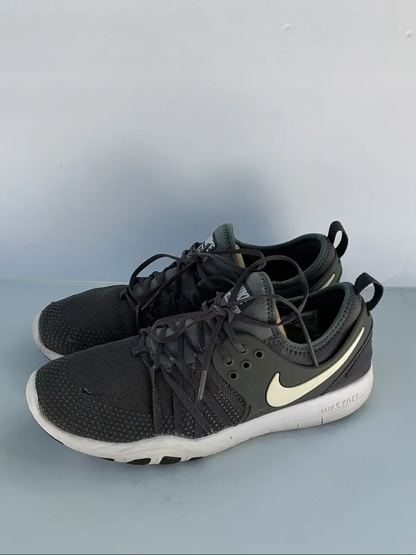 Nike Women's Black and White Sneakers with Green Inner Lining - Image 2