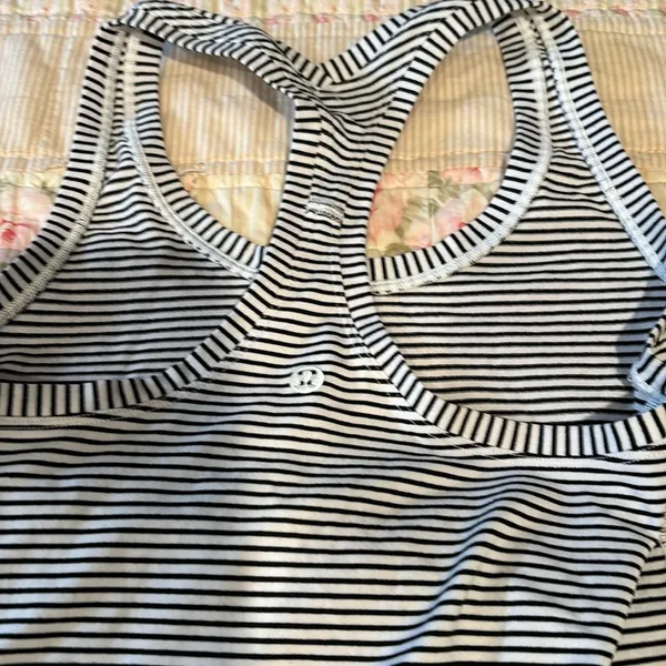 Lululemon workout top small - Image 2