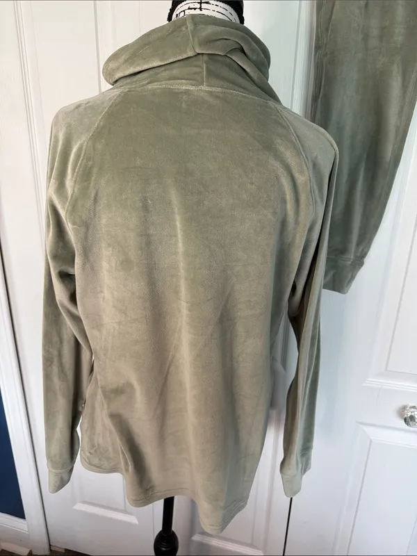 32 Degrees Heat Women's Olive Green Velour Jogger Set - Image 2