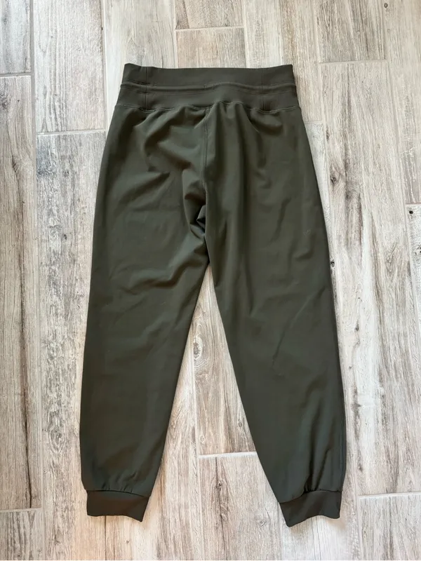 VUORI Drawstring Waist DAILY JOGGERS in Oregano Olive Green Large - Image 8