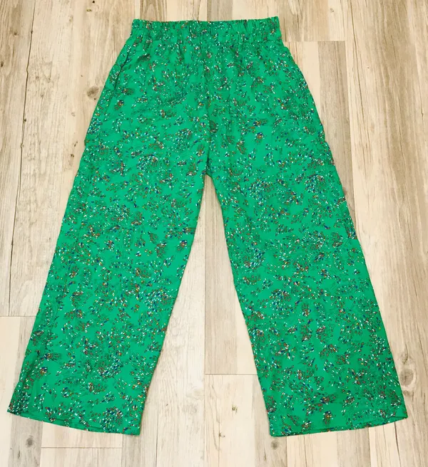 Sienna Sky NWT  cropped green pants sz small. - Image 2
