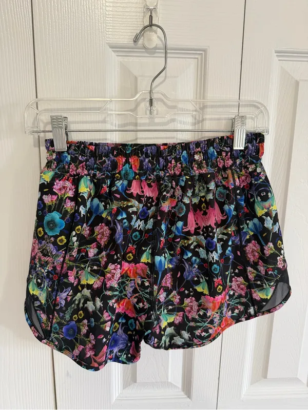 Lululemon Hotty Hot Low-Rise Lined Short 4" Flowerscape Multi Size 6 - Image 6
