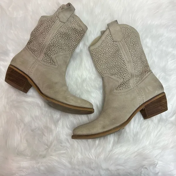 BCBGeneration ‘Bastille’ Cowboy Boots, Pull‎ On Boots Size 8 Bin 17 - Image 3