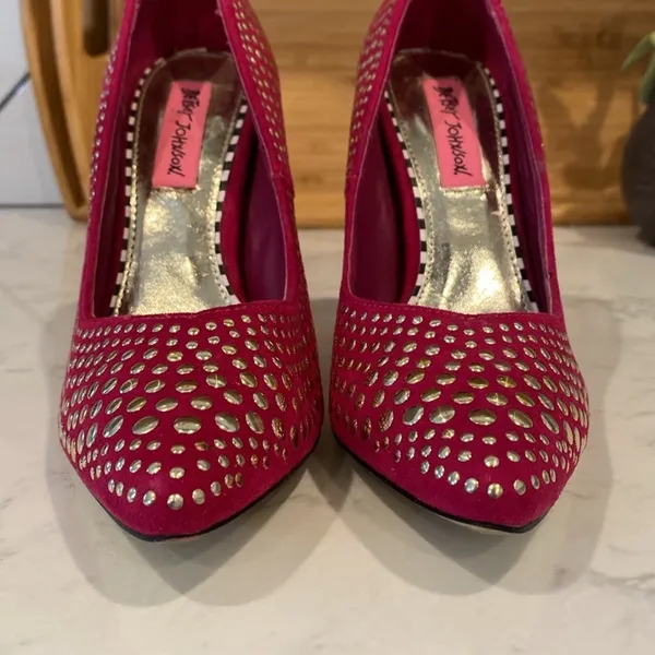 Betsey Johnson Faalyn Fuschia Studded Pointed Toe heels rocker size 6.5 quirky - Image 4