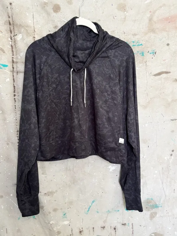 Vuori Halo Crop Funnel Neck Top in Charcoal Tortoise - Image 2