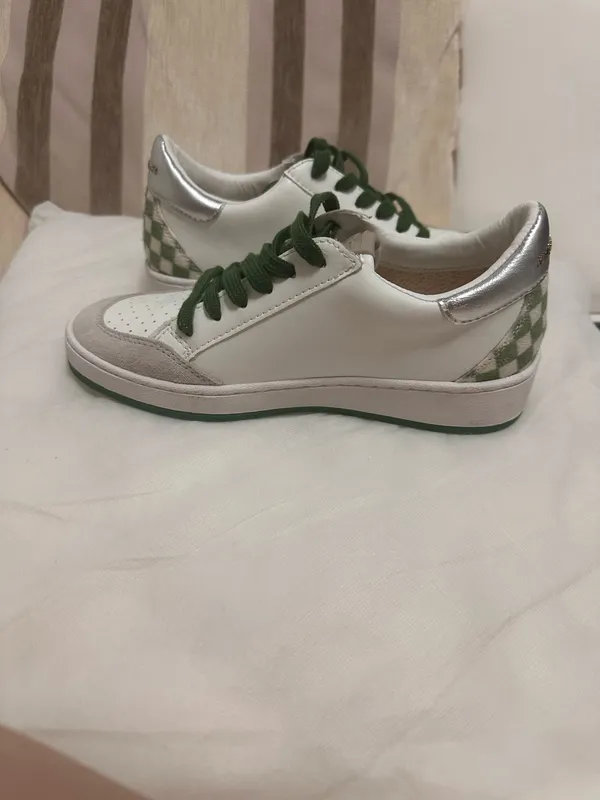 Suggested Title: Vintage Havana White Metallic Gold Star Green Laced Sneakers - Size [6) - Image 2