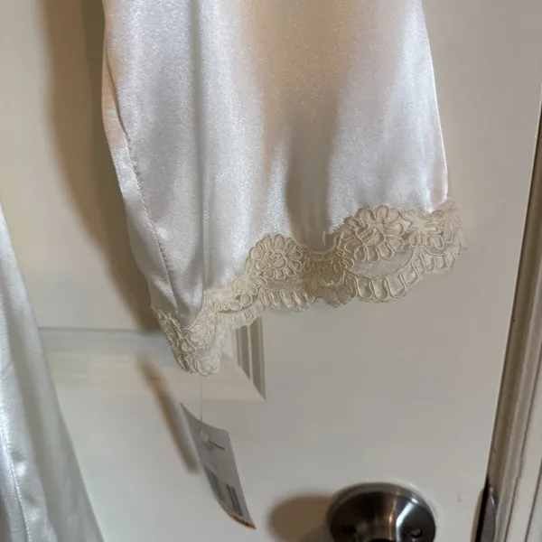 Vintage NWT 90's Jones New York Bridal Satin Robe With Lace Sz Small/Med‎ Cream - Image 3