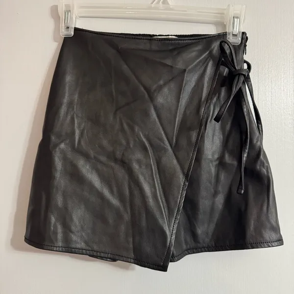 Abercrombie & Fitch Black Faux Leather Mini Skort Skirt Size‎ XXS - Image 4