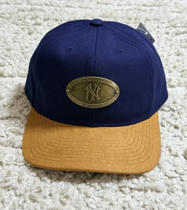 Mitchell & Ness MLB New York Yankees Metal Logo Tag Snapback Hat - Image 2