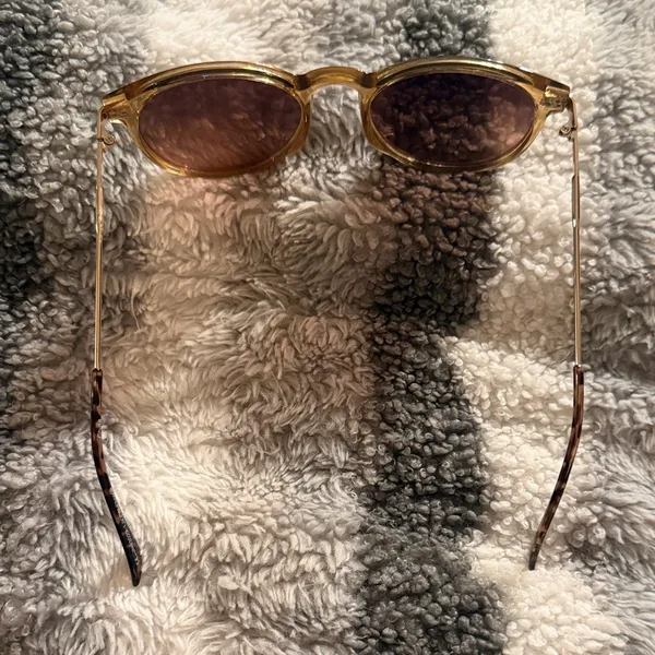 Stylish Gold Sunglasses - Image 4
