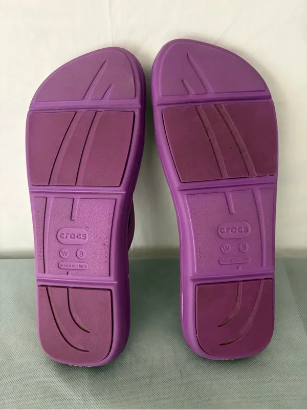 Crocs Women’s Size 9 Purple Flip Flops Excellent Condition (B198) - Image 8