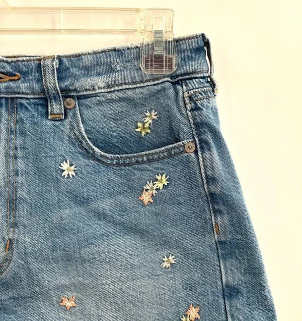 American Eagle Dainty Flower Embroidered Mom Short Denim Shorts Raw Fray Hem - Image 3