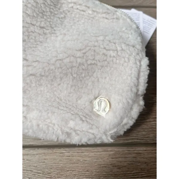 Lululemon Everywhere Belt Bag *Fleece - White and Gold - Image 3