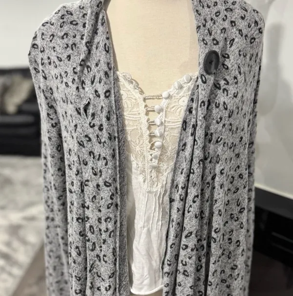 Bobeau Grey Leopard One-Button Fleece Wrap/Cape/ Cardigan - Image 7