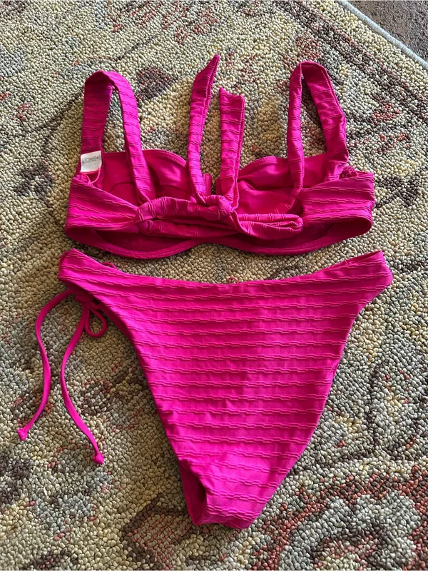 NWOT L*Space Camellia chain link texture bikini set bright fuschia small - Image 4