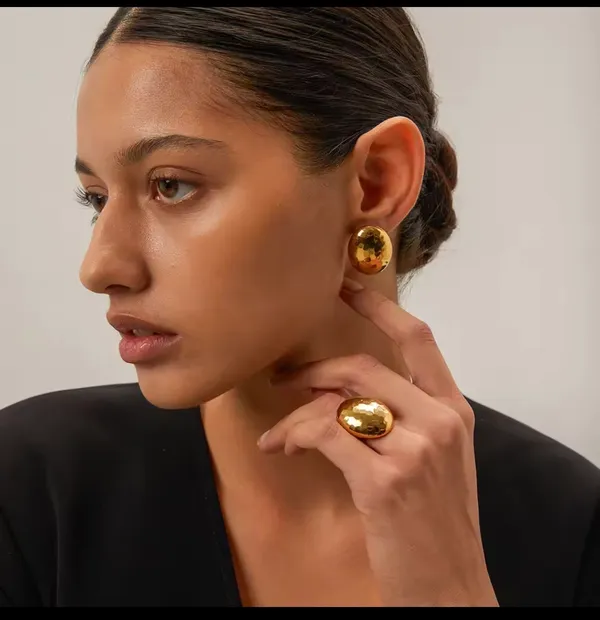 Gold old money earrings oval hammered studs - Image 5