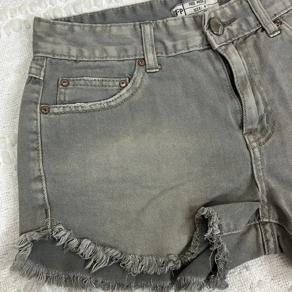 Free People‎ Grey Cotton Distressed Shorts Size 25 - Image 2