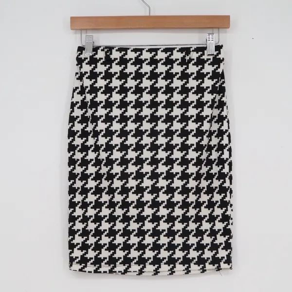 Silhouette NYC Houndstooth Pencil Skirt Black White Stretch Knit Medium - Image 5