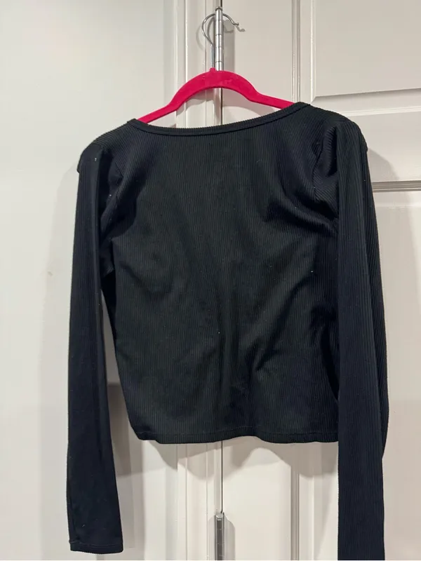 Hollister Black Ribbed Snap-Front Long Sleeve Crop Top - Image 4