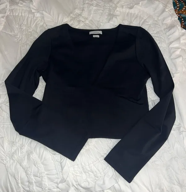 Aritzia Black Contour Cropped Low V Neck - Image 2