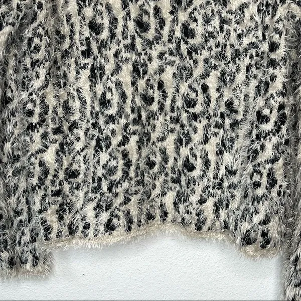XOXO Sweater‎ - Image 2