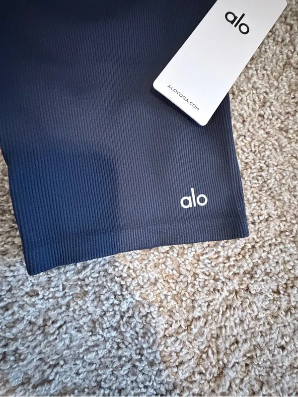 Alo seamless ribbed favorite shorts 5" inseam size xs in navy NWT - Image 8
