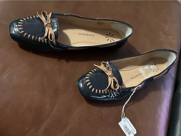 Isaac Mizrahi Navy Patent Loafers with Tan Bow 10M - Image 3