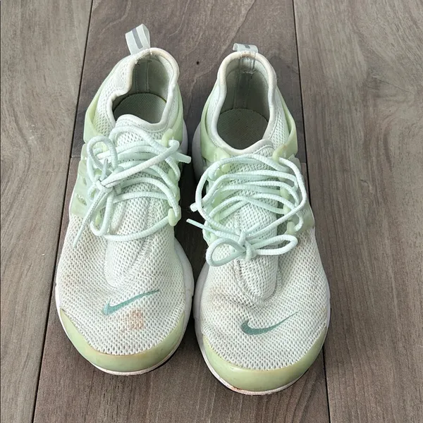 Nike Air White and Light Green Running Shoes - Image 2