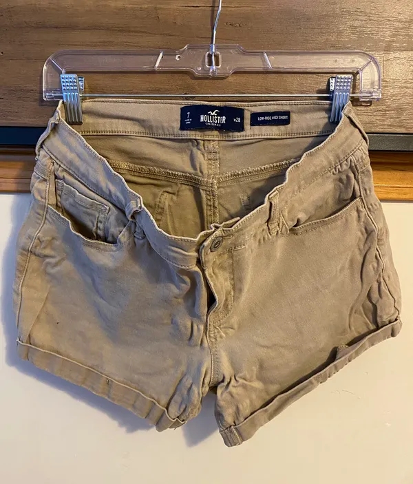 Hollister Tan Khaki Low-Rise Midi Shorts - Image 2