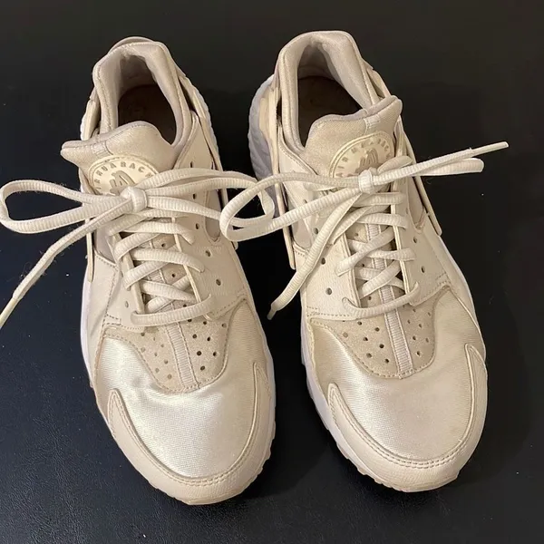 Nike Air Huaraches‎ Sneakers. Size 7.5 Cream - Image 2
