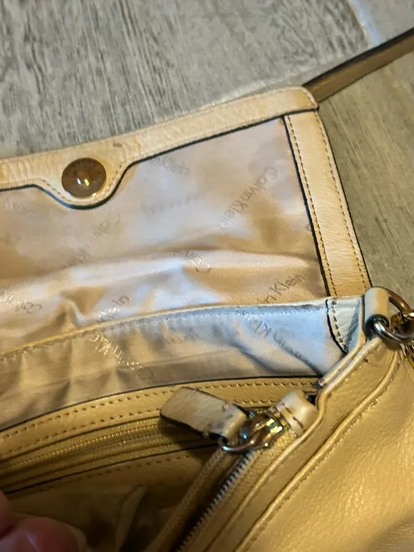 Calvin Klein Cream Leather Crossbody Bag with adjustable strap - Image 6