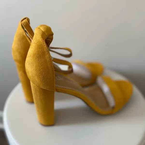 Mustard Yellow Block Heel Ankle Tie Sandals Size 9 NWT - Image 6