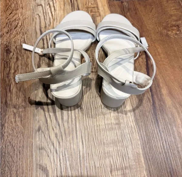 Women’s Beige Heels  - Image 4
