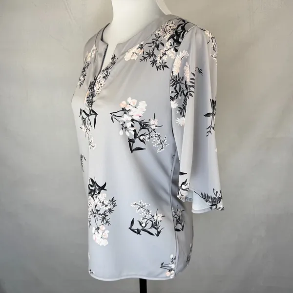 Ann Taylor Blouse Sz S Gray Floral Flutter Elbow Length Sleeve Split Neckline - Image 3