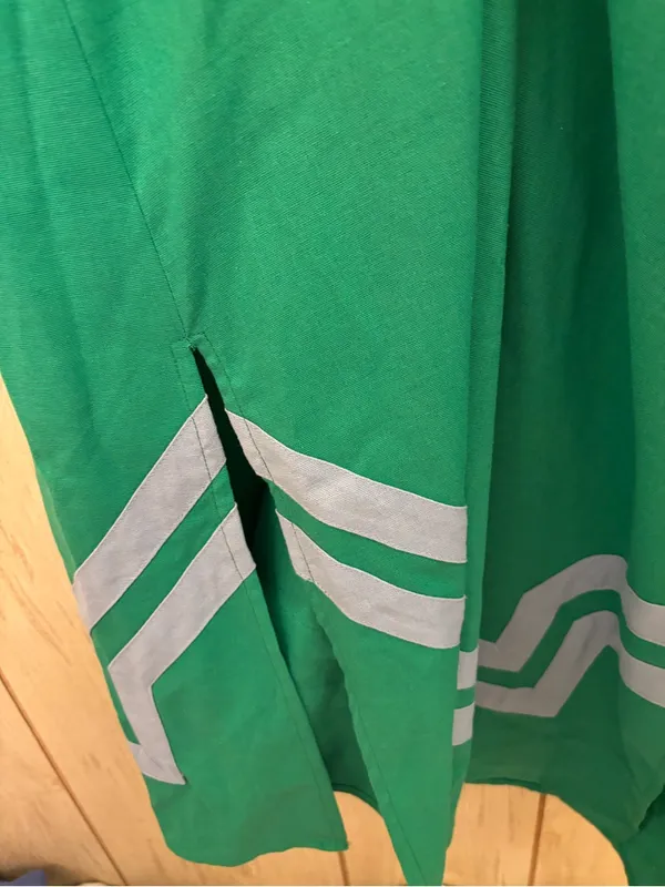Entro green dress with contrasting light blue trim and notched V-neckline - Image 6