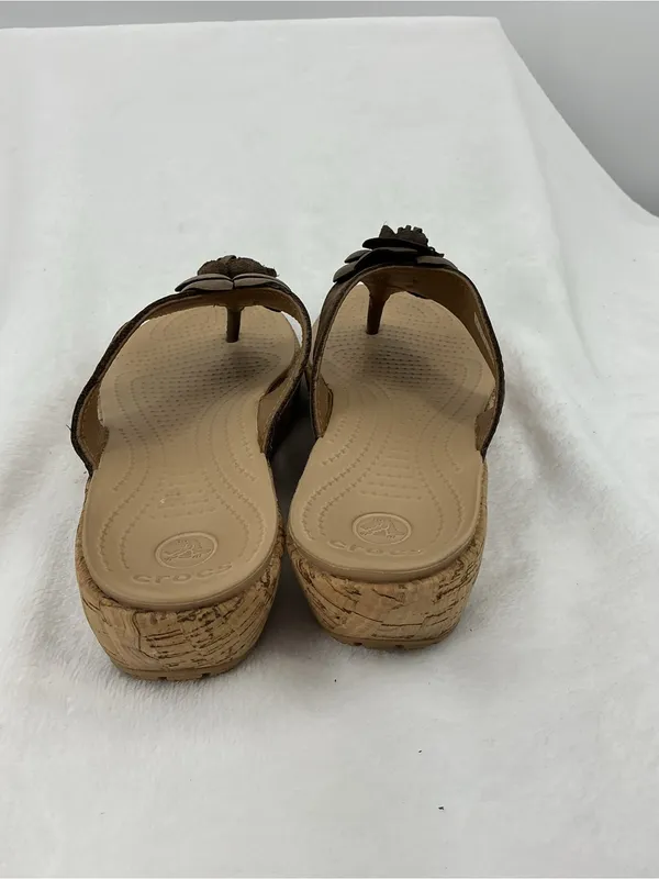 CROCS Women's Taupe Flower Thong Sandals B47 - Image 3